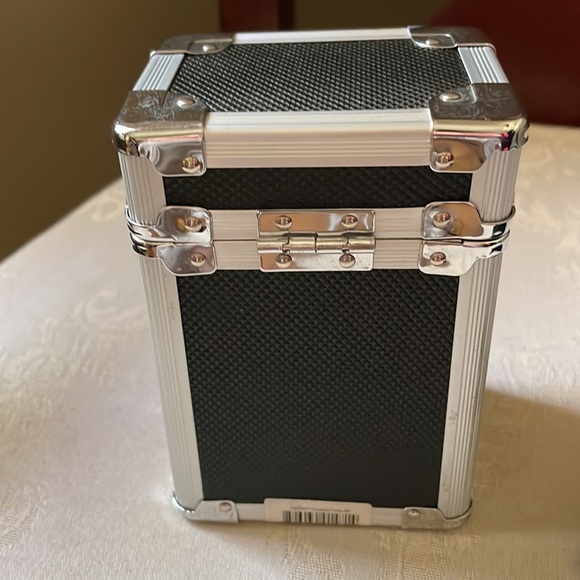 Vaultz reinforced locking camera case, beach Crossbody, travel case, used once - Picture 5 of 10